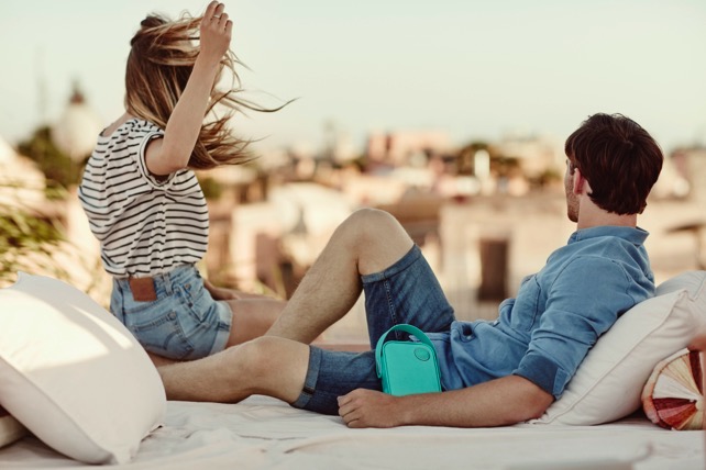 说明: D:\Materials\Libratone ONE & TOO\Libratone GO系列便携蓝牙音箱(\Lifestyle\GO ASSETS\MARRAKECH 29 SUNBED ONE GREEN HR.jpg