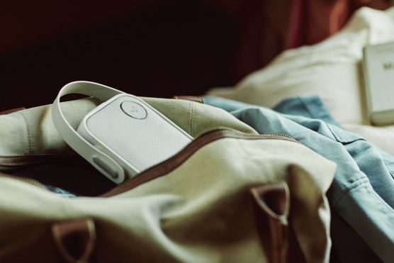 说明: D:\Materials\Libratone ONE & TOO\Libratone GO系列便携蓝牙音箱(\Lifestyle\GO ASSETS\MARRAKECH 33 BAG ONE GREY HR.jpg