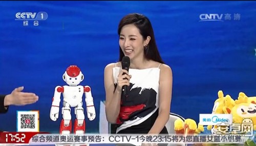 奥运机器人与张梦雪趣味互动《相约里约》迎奥运首金做客