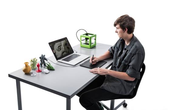 说明: E:\2016Wacom\日常\9月\CTH690K_3D_InUse_036_RGB.jpg