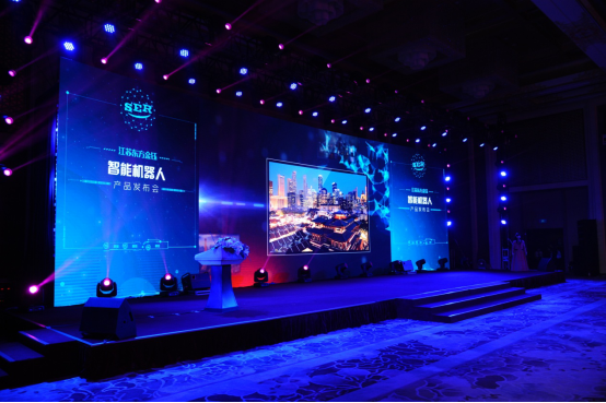 东方金钰服务类智能机器人亮相京城