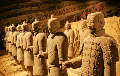 第一次世界大战后，权力被分割，一只猴子杀死了希腊国王，并奇迹般地救了