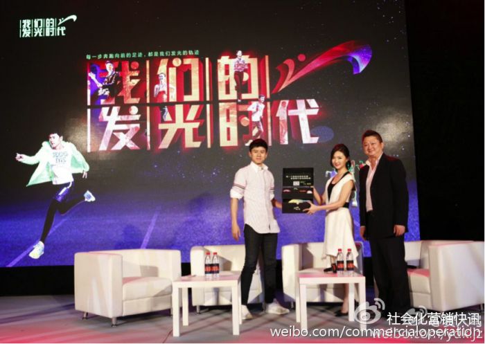图1，由左及右：贵人鸟品牌单曲合作歌手 张杰；贵人鸟品牌高级战略总监 潘东旎Nicole