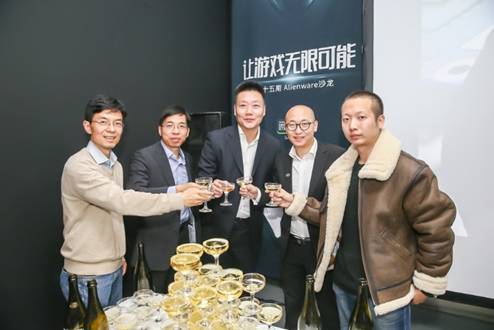 说明: G:\Albert Team\Dell\2016\CS\Q3\Consumer\10.24_Alienware 20 years anniversary party\Photo\活动现场全部照片\各位嘉宾共同举杯庆祝Alienware 20周年.jpg