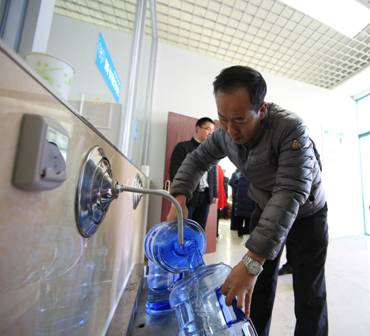 图3 涞源用户在水站现场取水
