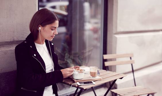 说明: Macintosh HD:Users:yanhu:Desktop:libratone:产品图:耳机系列:Lifestyle images:EP-Libra_headphones24054.jpg