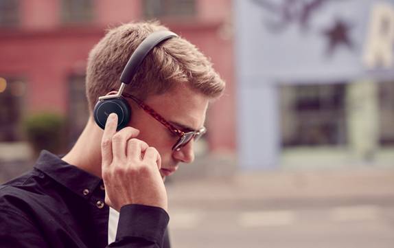 说明: Macintosh HD:Users:yanhu:Desktop:libratone:产品图:耳机系列:Lifestyle images:HP-Libra_headphones23445.jpg