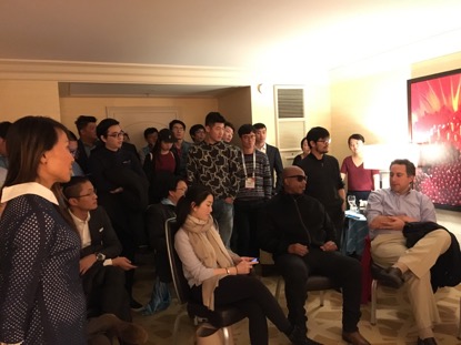 现场可以看到,月石整体只有大约一个成人手掌大小,周身轮廓圆滑流畅,看上去如一块光滑的鹅卵石,透着精致时尚的艺术气息。而在功能方面,通过语音互动,可以实现听音乐、查询天气,以及控制家里的智能家居设备,帮你调节室内光线,温度,净化空气等等。据介绍,未来还可通过第三方平台提供叫车、叫快递等多种智能化服务。据透露,月石将于今年上半年在全球市场同步上市开售。