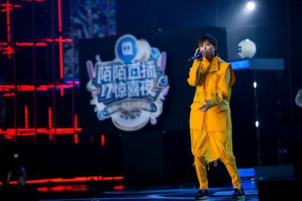 说明: 陌陌直播17惊喜夜-嘉宾李宇春现场表演_2.jpg