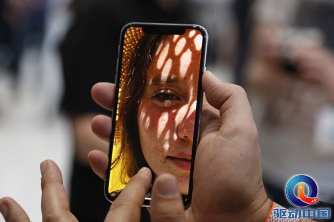 iPhoneX今早正式发售:FaceID现安全漏洞,双胞