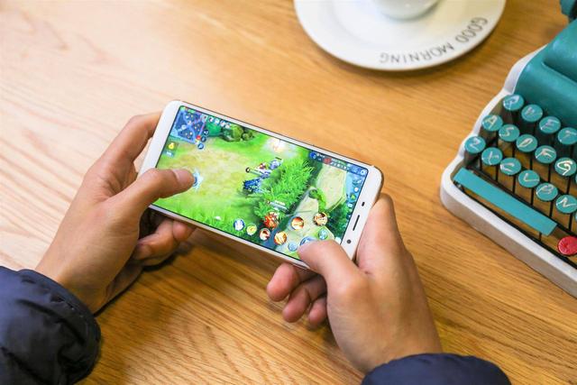 蓝S6玩半小时游戏,玩家说出三句心里话,其中一点让iPhone蒙羞