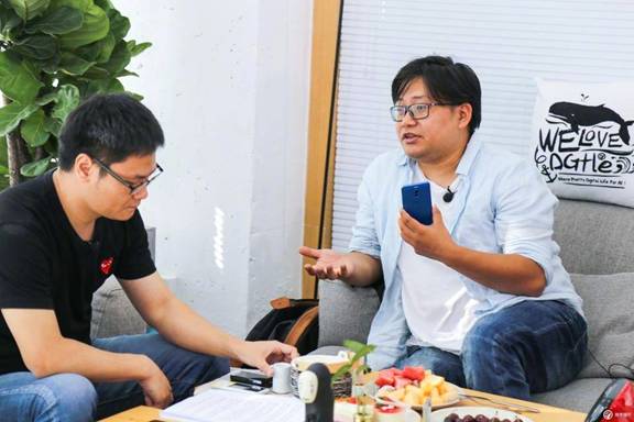 图片包含 男士, 人员已生成高可信度的说明