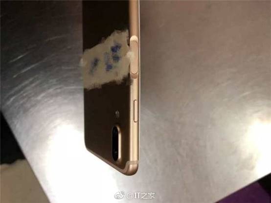 图片包含 室内, 墙壁已生成高可信度的说明