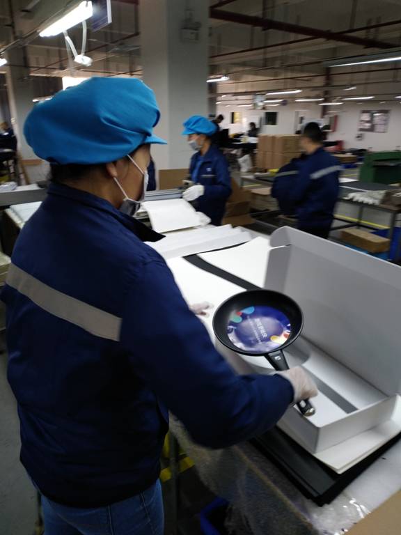 图片包含 人员, 建筑物, 室内, 男士已生成极高可信度的说明