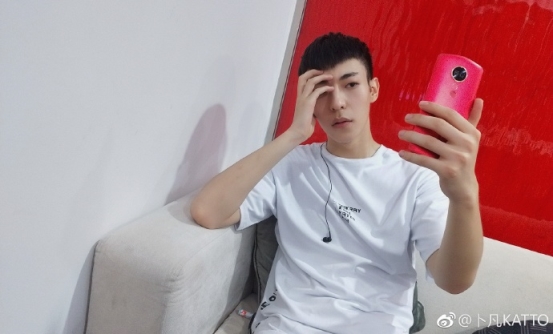 坤音四子推广素材0520/四人微博发的素材/006ZbzHuly1fri4idjxwkj32ip1iukjo%5b1%5d.jpg