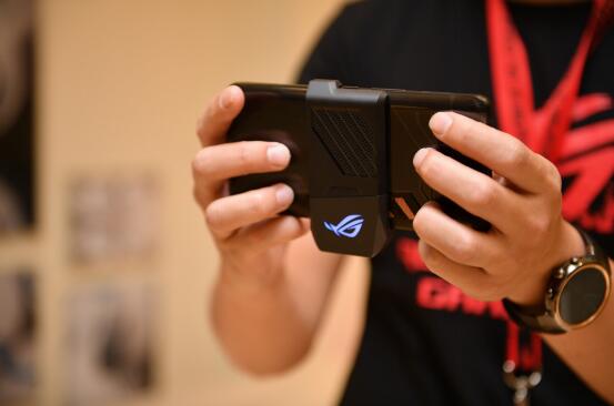 游戏终极大杀器 ROG游戏手机燃爆电竞圈