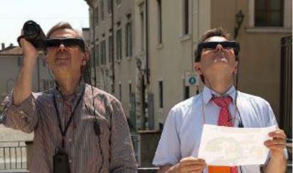 （游客佩戴爱普生智能眼镜入园参观）