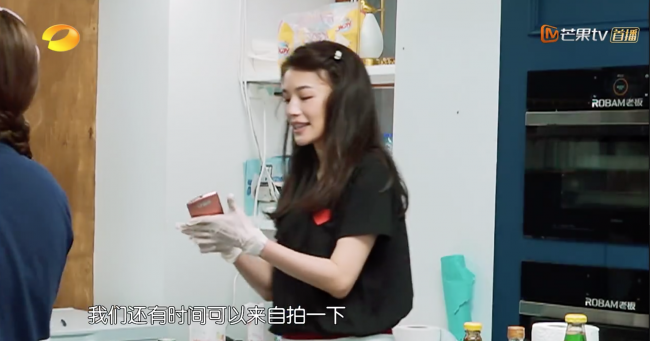 《中餐厅2》赵薇、舒淇主厨日 天使姐妹花用美图T9手机自拍记录
