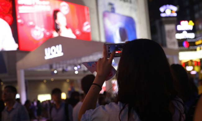 美图手机七夕营销:每个女生都有一个万众瞩目下被告白的梦