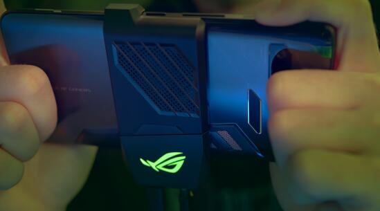 ROG游戏手机强悍配置丰富外设 全新手游体验