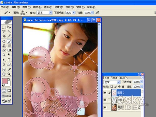 Photoshop教程:利用笔刷为漂亮MM添光彩