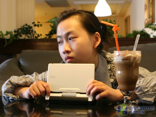 美女阐释 富士通5.6英寸超迷你本图评 