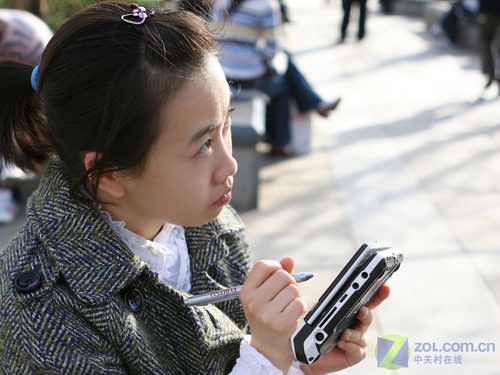 美女阐释 富士通5.6英寸超迷你本图评 