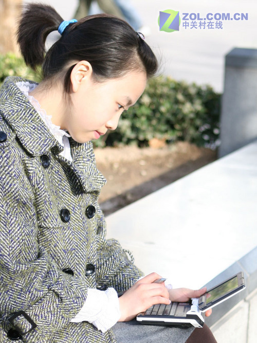 美女阐释 富士通5.6英寸超迷你本图评 