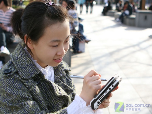 美女阐释 富士通5.6英寸超迷你本图评 