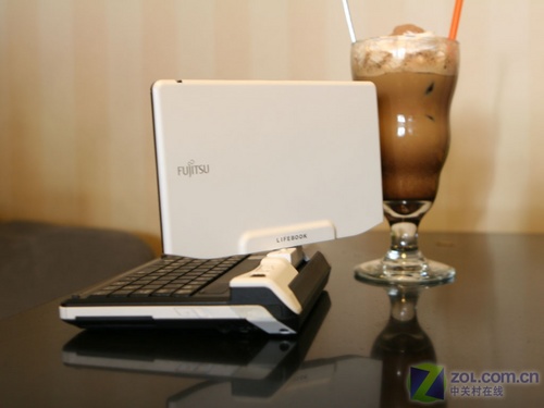 美女阐释 富士通5.6英寸超迷你本图评 