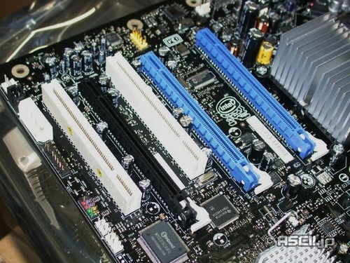支持DDR3 Intel原厂X48 支持DDR3 Intel原厂X48