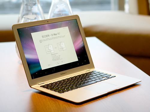 苹果超薄笔记本MacBook Air售14200元 