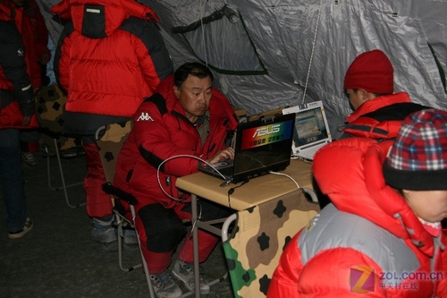 华硕珠峰IT服务区成世界海拔最高“网吧“ 