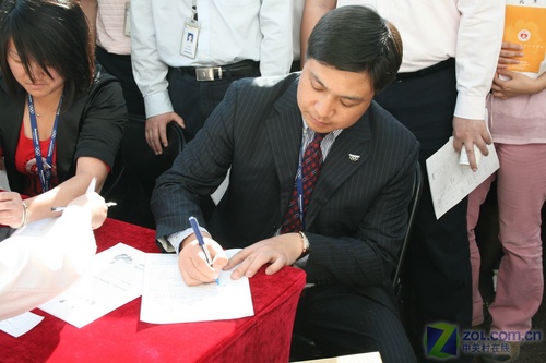 联想为地震灾区捐款千万 员工自发献血 联想为地震灾区捐款千万 员工自发献血