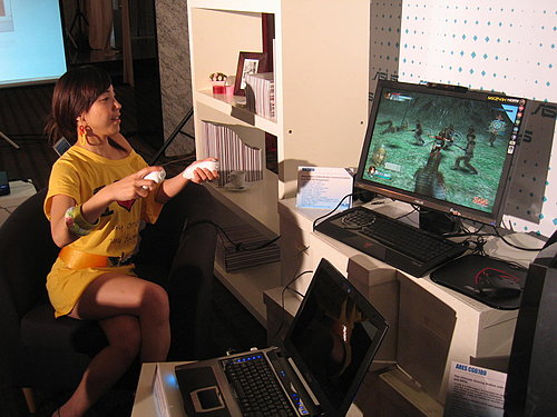 华硕游戏手柄曝光 专门为易PC打造(图) 