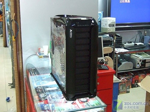 卖场拆解 Tt豪华版大盔甲机箱震撼登场 卖场拆解 Tt豪华版大盔甲机箱震撼登场