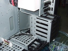 卖场拆解 Tt豪华版大盔甲机箱震撼登场 