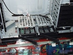 卖场拆解 Tt豪华版大盔甲机箱震撼登场 卖场拆解 Tt豪华版大盔甲机箱震撼登场