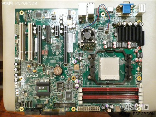 背面印有AMD"logo"公版790GX主板曝光