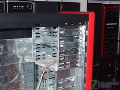 色调艳丽很迷人 技展炫彩机箱仅208元 色调艳丽很迷人 技展炫彩机箱仅208元