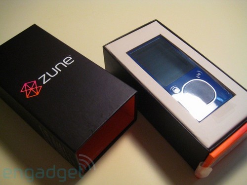微软8GB和120GB新款Zune播放器拆包(图) 微软8GB和120GB新款Zune播放器拆包(图)