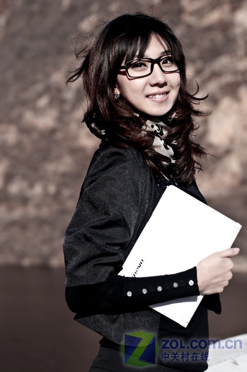 美女搭靓本 联想多彩小本精彩外拍图赏 