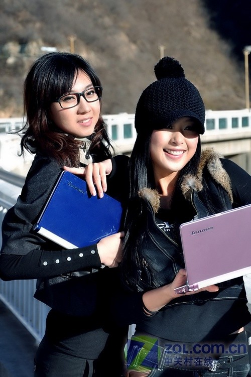 美女搭靓本 联想多彩小本精彩外拍图赏 