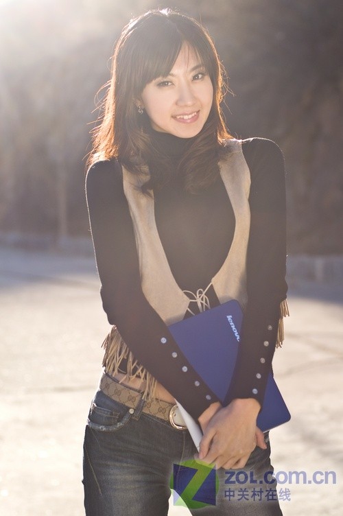 美女搭靓本 联想多彩小本精彩外拍图赏 