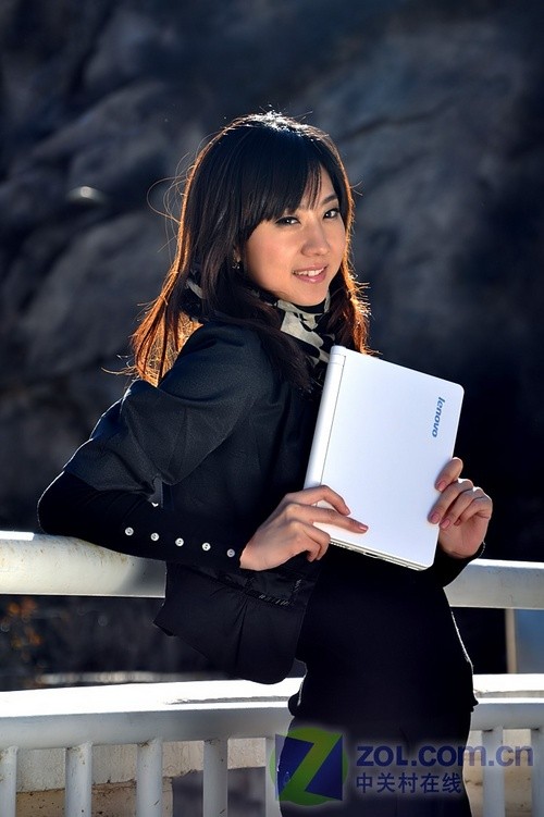 美女搭靓本 联想多彩小本精彩外拍图赏 