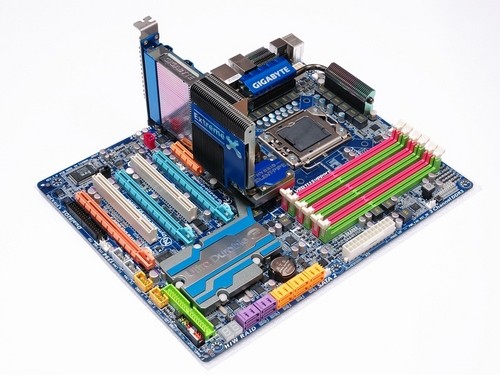 有钱网友抢先体验I7至尊965处理器 