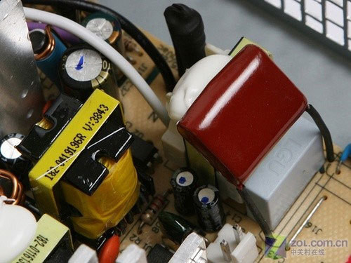 55元白菜价 雷人山寨电源到底省在哪? 55元白菜价 雷人山寨电源到底省在哪?