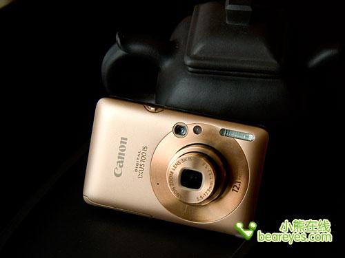 穿梭摩登都市佳能IXUS100IS外观简析