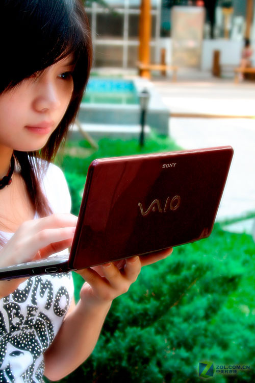 全球最轻的笔记本 索尼VAIO P美女评测 