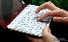 全球最轻的笔记本 索尼VAIO P美女评测 